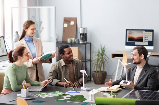 grupo de empreendedores reunidos trabalhando em projetos de inovação e sustentabilidade 